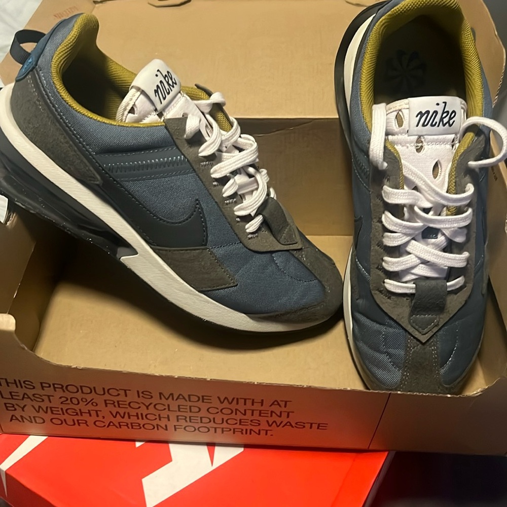 Woman size 9, Men size 7.5 very nice Nike sneakers. Excellent condition.
